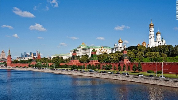 莫斯科克里姆林宫:克里姆林宫包括5座富丽堂皇的宫殿,4座圣洁无蹦的