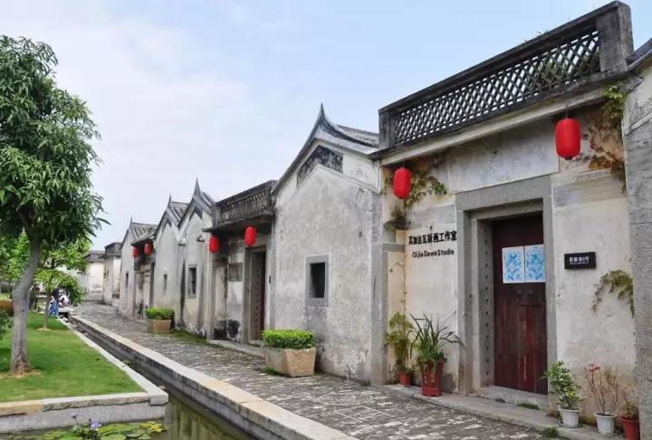 还有深圳国际少儿版画基地     专门从事青少年艺术培训的小燕画院